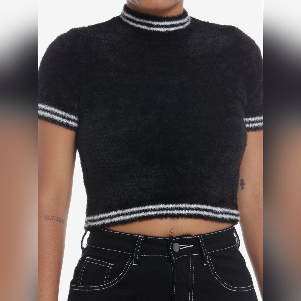 SOCIAL COLLISION Cropped Black Fuzzy Sweater Size M